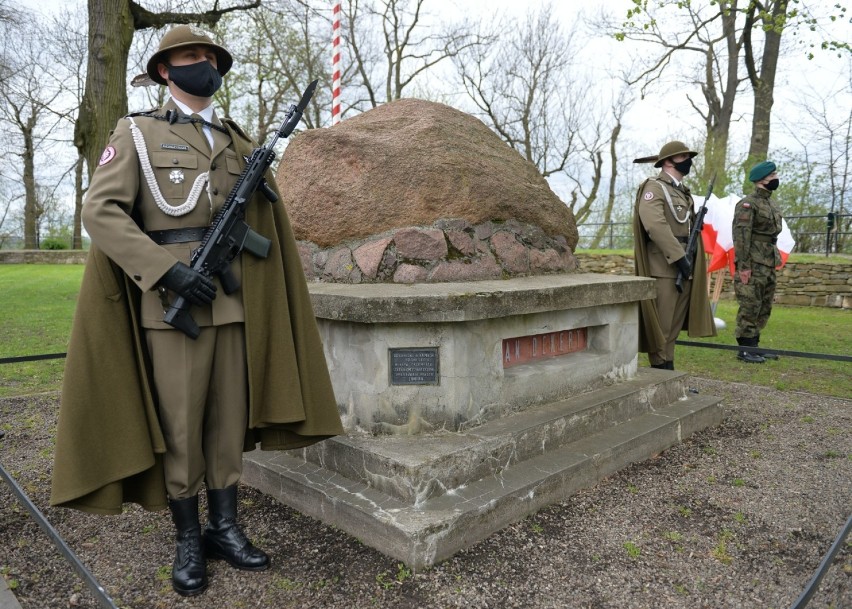 3 maja w Przemyślu. Prezydent Wojciech Bakun złożył kwiaty przy obelisku upamiętniającym twórców Konstytucji [ZDJĘCIA]