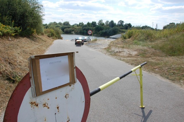 Na Dunajcu pod Tarnowem są dwa promy - w Otfinowie i Siedliszowicach. Ze względu na wysoki poziom wody ich kursy zostały wstrzymane do odwołania