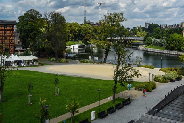 Największe środki pochłonęła rewitalizacja Wyspy Młyńskiej i bulwarów nad Brdą. Zmieniły się także miejskie parki, a w centrum miasta pojawił się pierwszy park kieszonkowy. 


Zobaczcie, które z miejsc w naszym mieście idealnie nadają się do odpoczynku. W planach jest także rewitalizacja rynku w Starym Fordonie, a na trzech bydgoskich osiedlach jeszcze w tym roku pojawią się mini tężnie.