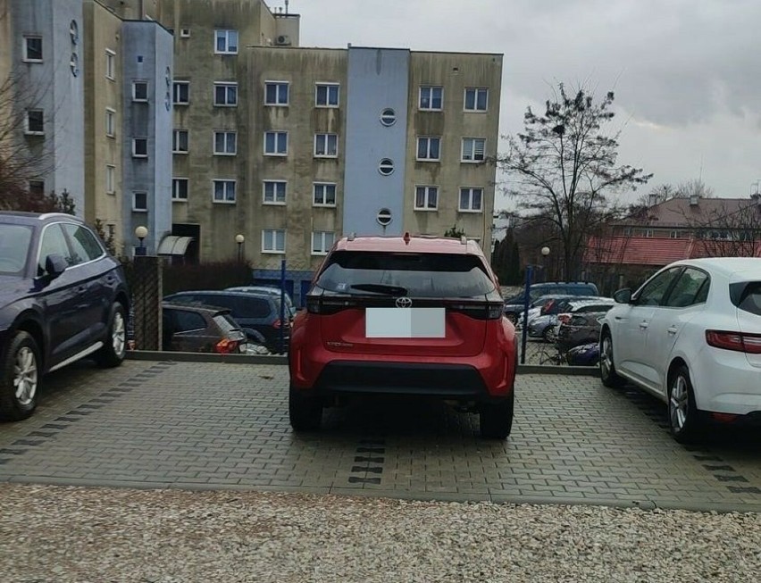 Jedni auto na dwóch miejscach - to plaga w Kielcach. Więcej...