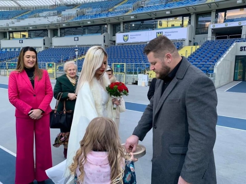 Paweł Fajdek i Sandra Cichocka wzięli ślub na Stadionie...