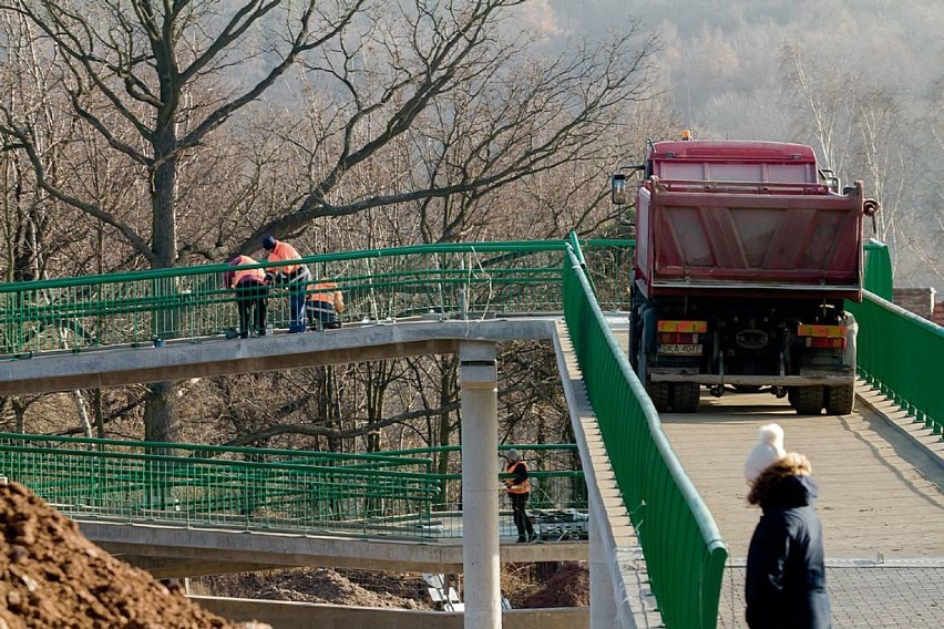 Obwodnica Wałbrzycha. Ciężarówka na kładce. Próby obciążeniowe na kładce przy węźle Żeromskiego (ZDJĘCIA)