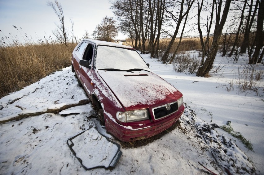 Zdemolowana skoda w okolicach jeziora Jamno