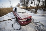 Wrak auta z powiatu szczecineckiego nad jeziorem Jamno koło Koszalina [zdjęcia]