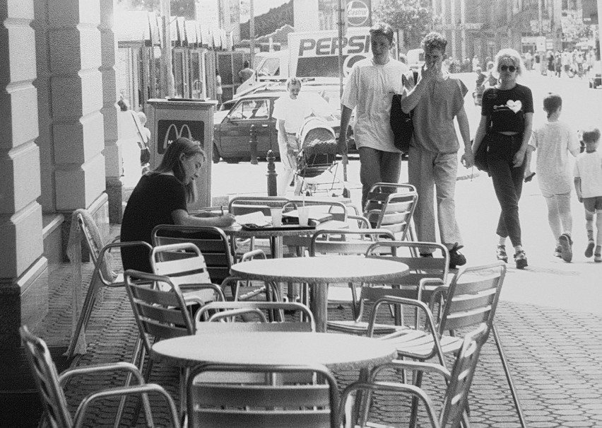 Niesamowite zdjęcia Bydgoszczy z lat 80 i 90. Otwarcie sklepu Géant i tłumy przy Rywalu