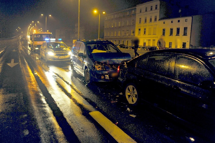 Zderzenie trzech aut na wiadukcie w Lesznie