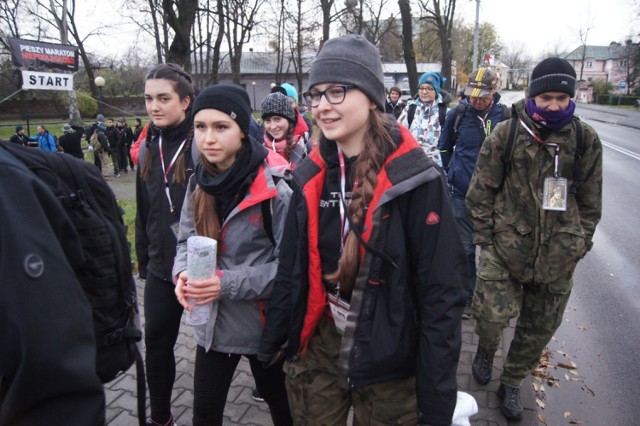Radomsko: Ruszył VI Pieszy Maraton Niepodległości