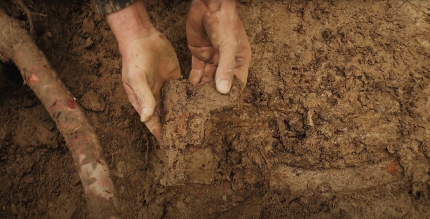 Czchów. Archeolodzy odkryli broń zakopaną przez partyzantów pod koniec II wojny światowej. Z ziemi wydobyli pepeszę i rewolwer [ZDJĘCIA]