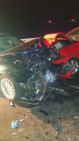 NA SYGNALE: Czołowe zderzenie samochodów na obwodnicy Jarocina. Nie żyje 11-letnia dziewczynka [ZDJĘCIA]