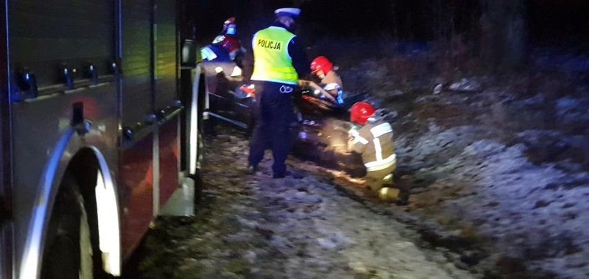 Wypadek pod Pyrzycami. Kierowca skody dachował, bo chciał ominąć rowerzystę, który nie był dobrze oświetlony. Zobaczył go w ostatniej chwili