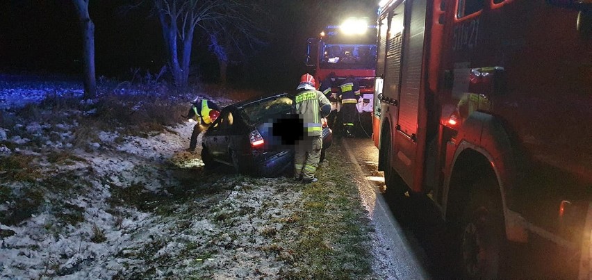 Wypadek pod Pyrzycami. Kierowca skody dachował, bo chciał ominąć rowerzystę, który nie był dobrze oświetlony. Zobaczył go w ostatniej chwili