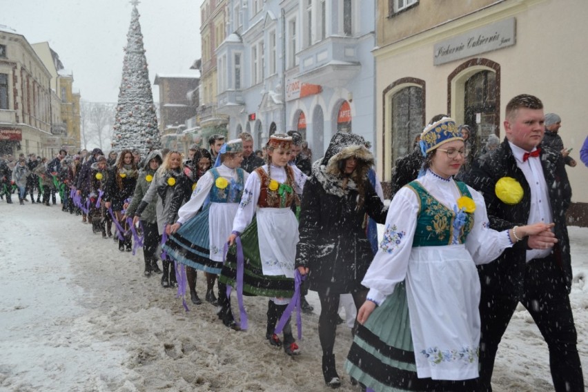 Na kartuskim Rynku przy gęstych opadach śniegu tańczyli dziś...