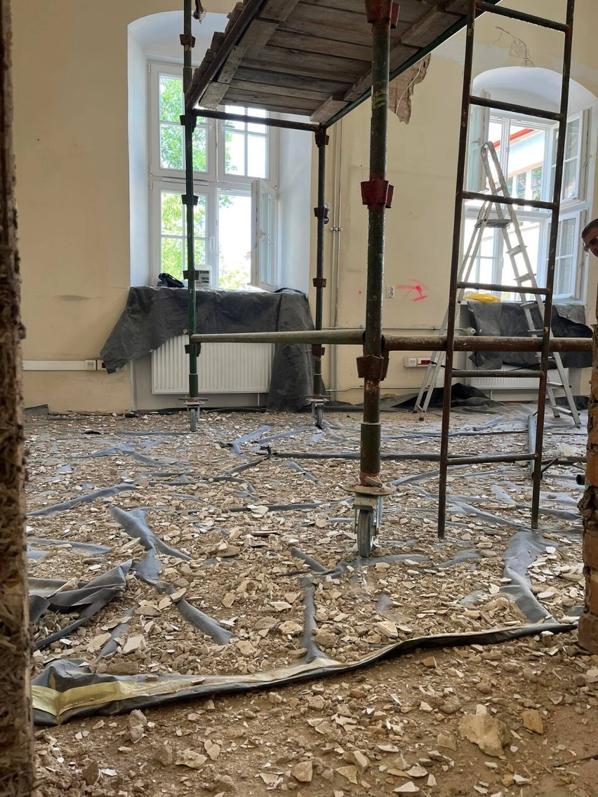 Remontują pierwsze piętro zabytkowego ratusza w Darłowie 