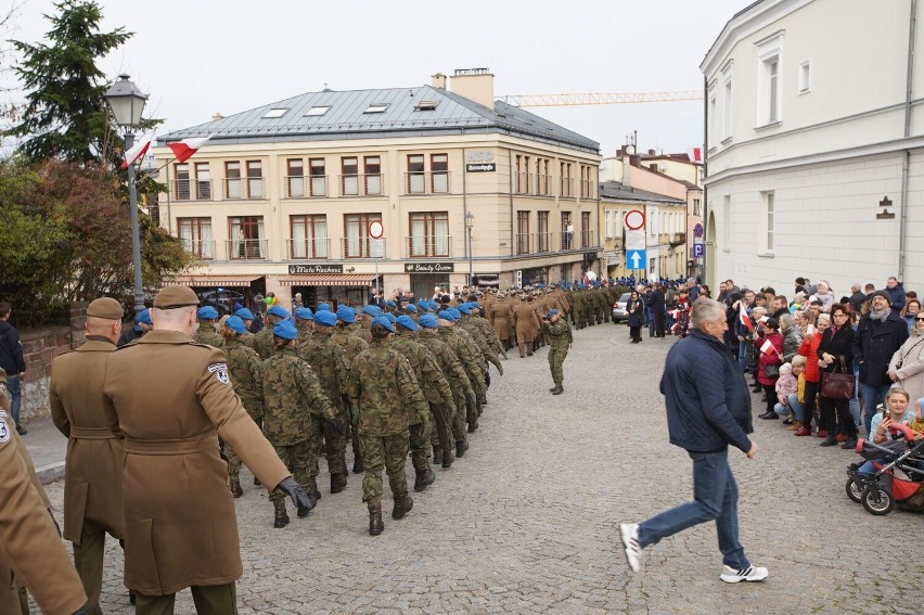 Narodowe Święto Niepodległości 2022. Marsz przed pomnik Marszałka Józefa Piłsudskiego na Placu Wolności w Kielcach. Zobacz zdjęcia