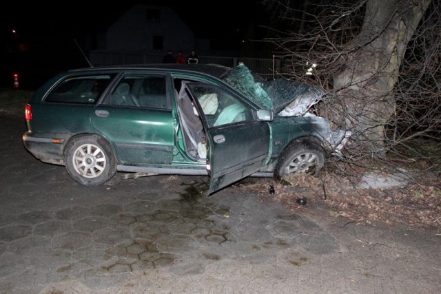 Wypadek w Odolanowie. Nie żyje 44-latek, który prowadził osobowe volvo. Jego auto uderzyło z impetem w przydrożne drzewo. Mężczyzna zginął na miejscu.

Zobacz więcej: Wypadek w Odolanowie. Nie żyje 44-latek [ZDJĘCIA]