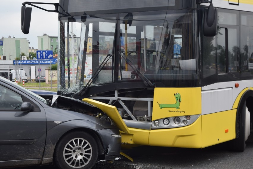 Wypadek w Sieradzu. Autobus zderzył się z fordem