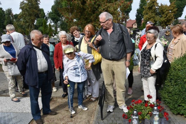 Śremski Spacer Historyczny odwiedził groby Powstańców Wielkopolskich