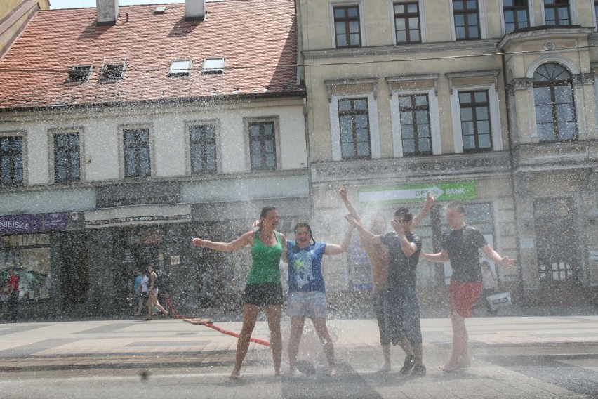 Rybnik: upały doskiwerają, ale na Rynku zamontowano kurtynę...