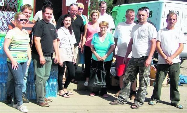 Organizatorzy akcji i mieszkańcy Bogatyni podczas przekazania darów zebranych dla powodzian