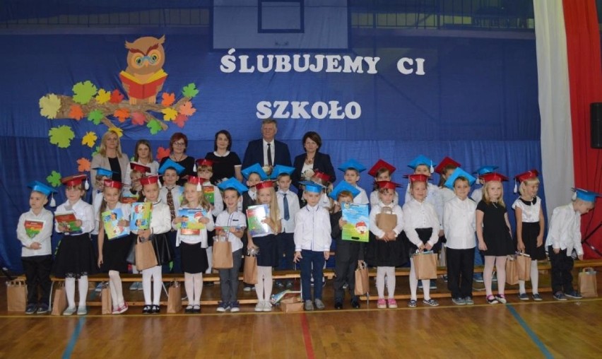 Dzieci pod opieką wychowawców - Lucyny Siecińskiej i Anny...