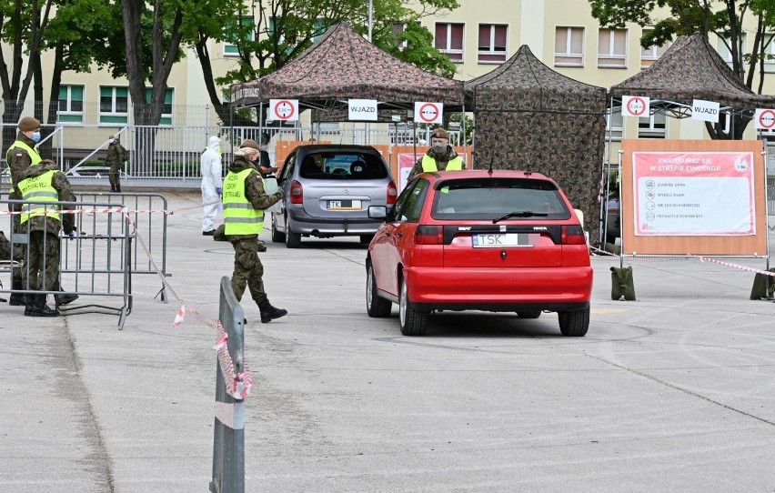 Na parkingu przy stadionie Suzuki Arena w Kielcach uruchomiony został punkt pobrań wymazów do testów w kierunku koronawirusa [ZDJĘCIA, FILM]