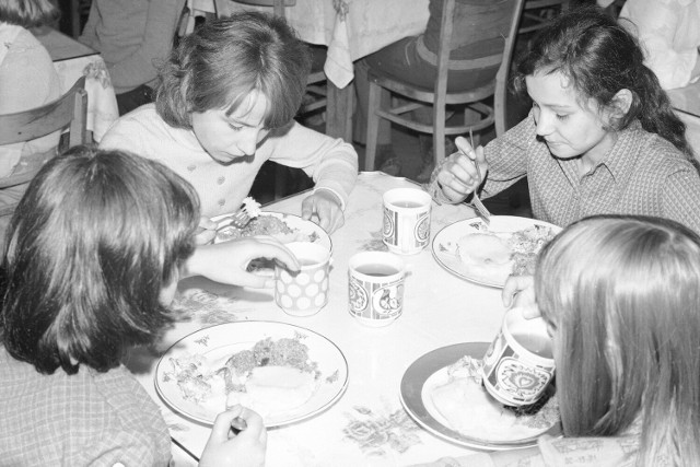 Do dzisiaj wiele osób wspomina ziemniaki i mielone – typowe danie z kolonijnego menu. Na zdjęciu: kolonie dla dzieci w Warszawie (1977 rok).