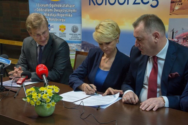 Pod aktem notarialnym podpisała się prezydent Anna Mieczkowska i starosta Tomasz Tamborski