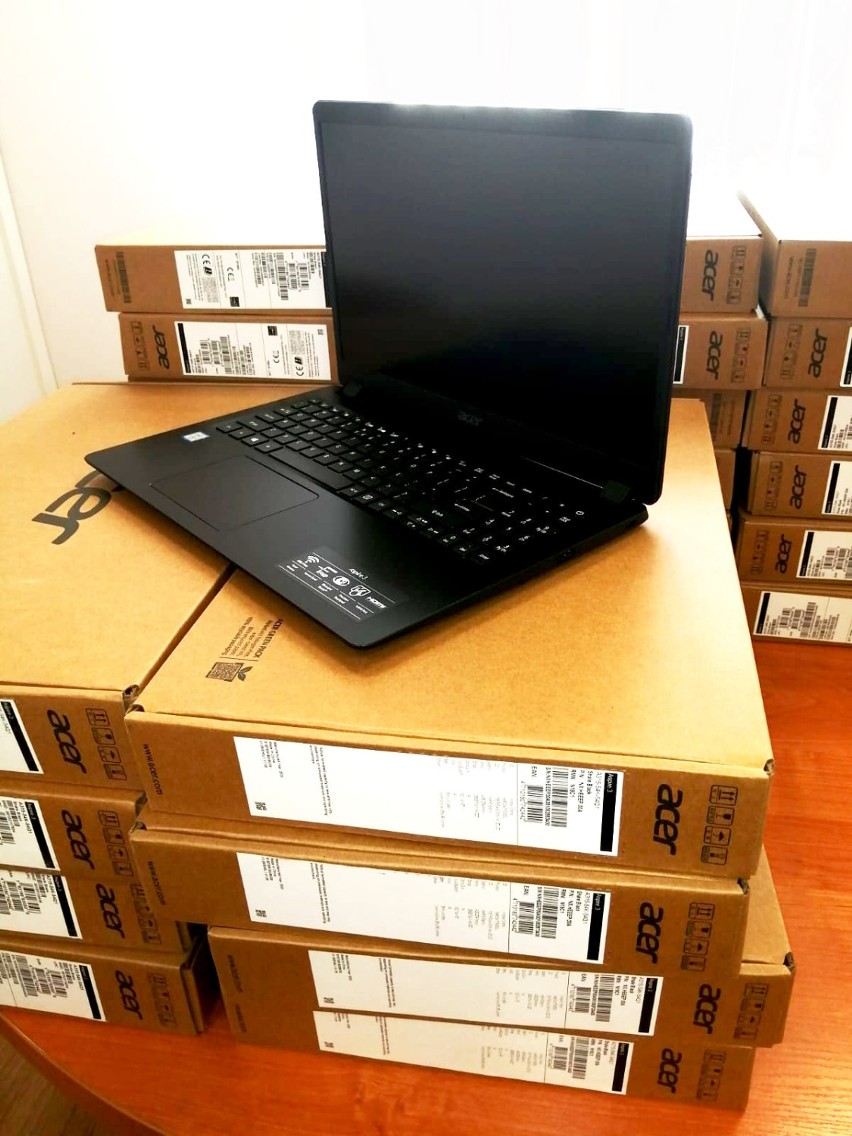 Pierwsze laptopy od starosty nyskiego trafiły do uczniów