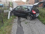 Wypadek w Łukowie Śląskim. Auto wjechało w ogrodzenie. W wozie była czwórka dzieci, za kierownicą pijana kobieta. Miała 3,5 promila