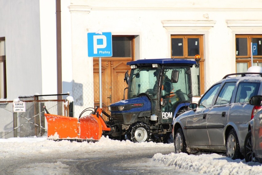 W Tarnobrzegu trwa walka ze śniegiem. W akcji pługi, posypywarki i łopaty. Tak wyglądały drogi i centrum miasta we wtorek 13 grudnia