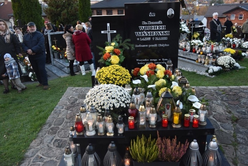 Procesji na cmentarz przewodniczył ks. proboszcz Tomasz...