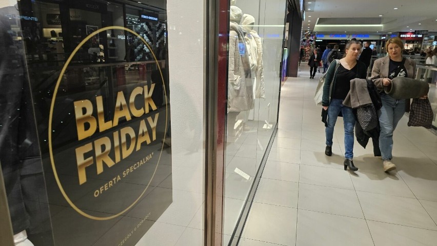 Black Friday 2023 w Galerii Echo w Kielcach. Tłumy ruszyły na zakupy w promocyjnych cenach. Zobacz zdjęcia