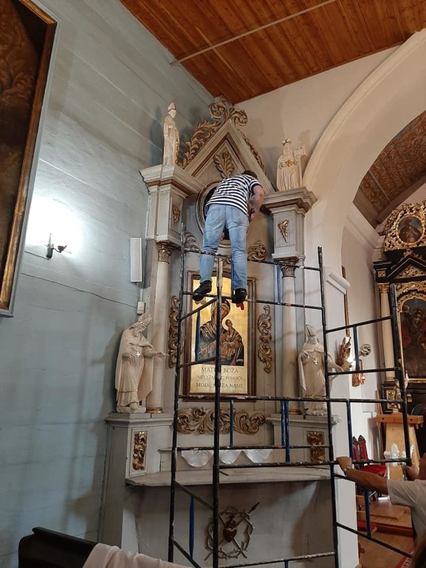 Pleszew. Wnętrze kościółka św. Floriana  warstwa po warstwie odzyskuje dawny blask