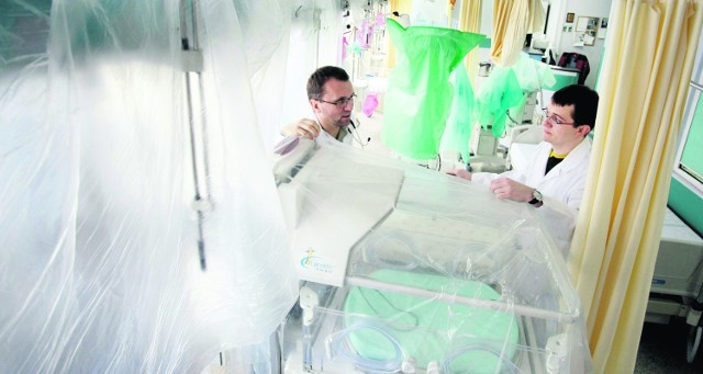 Dr Maciej Chojnicki i dr Radosław Jaworski zabezpieczyli nieczynną aparaturę