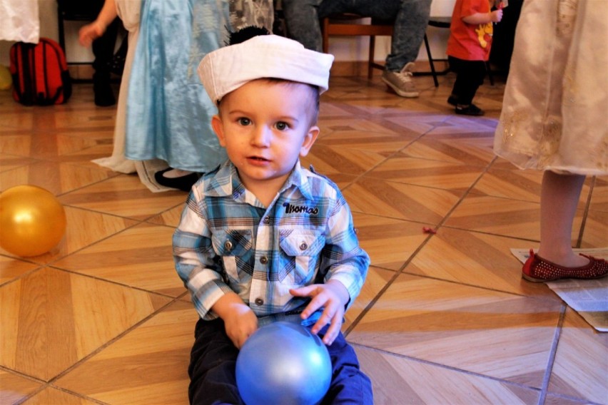W Domu Kaszubskim w  Dębogórzu odbył się bal karnawałowy dla dzieci. Zabawy taneczno- ruchowe i konkursy dla najmłodszych [galeria zdjęć]