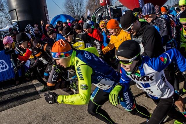 Bieg, jazda na łyżwach i wyścig kolarski - w tych konkurencjach w sobotę zmierzą się uczestnicy 31. zimowego triathlonu warszawskiego. Mieszkańcy stolicy już po raz 31. będą mieli okazję sprawdzić się w Warszawskim Triathlonie Zimowym. Jak twierdzą organizatorzy, to jedyna taka impreza w Europie - w przeciwieństwie do tradycyjnego triathlonu zawodnicy nie będą pływać w jeziorze, a zamiast tego wezmą udział w wyścigu na łyżwach.

Zapisy na Triathlon trwają do 30 stycznia (do 23.59). Zgłaszać się można online. Uczestnicy mogą startować zarówno indywidualnie, jak i w drużynach (dwu- lub trzyosobowych). Drużyn może być łącznie 90, limit dla uczestników indywidualnych to 400 osób.

Aby zapisać się na triathlon, należy wnieść opłatę startową, która dla drużyn wynosi 100 zł, a dla zawodników indywidualnych 45 zł (lub 60 zł, jeśli zapisują się osobiście).