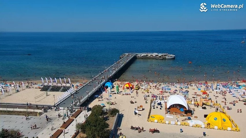 Niedziela, ok. godz. 15, tłumy na plaży - Dźwirzyno, Grzybowo, Sianożęty i  Kołobrzeg. Okiem webcamera.pl | Kołobrzeg Nasze Miasto