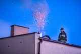 Trzy wozy strażackie zjechały na Reja w Lesznie. Iskry poszły z komina [ZDJĘCIA]