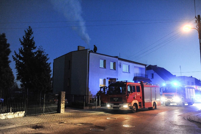 Iskry poszły z komina. Trzy wozy strażackie zjechały na Reja w Lesznie