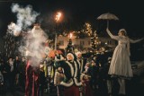 Święty Mikołaj odwiedził dzieci na rynku w Żorach. Elfy przygotowały wyjątkowy spektakl, w którym wzięli udział mieszkańcy