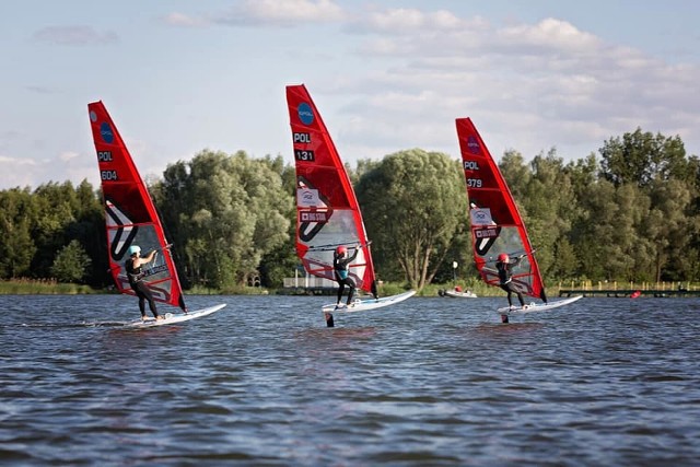 Regaty windsurfingowe na zalewie w podkaliskim Szałe