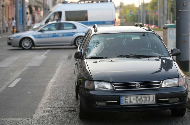 W sobotę wieczorem mężczyzna przebiegający na czerwonym świetle przez ul. Zachodnią w Łodzi został potrącony przez samochód osobowy.