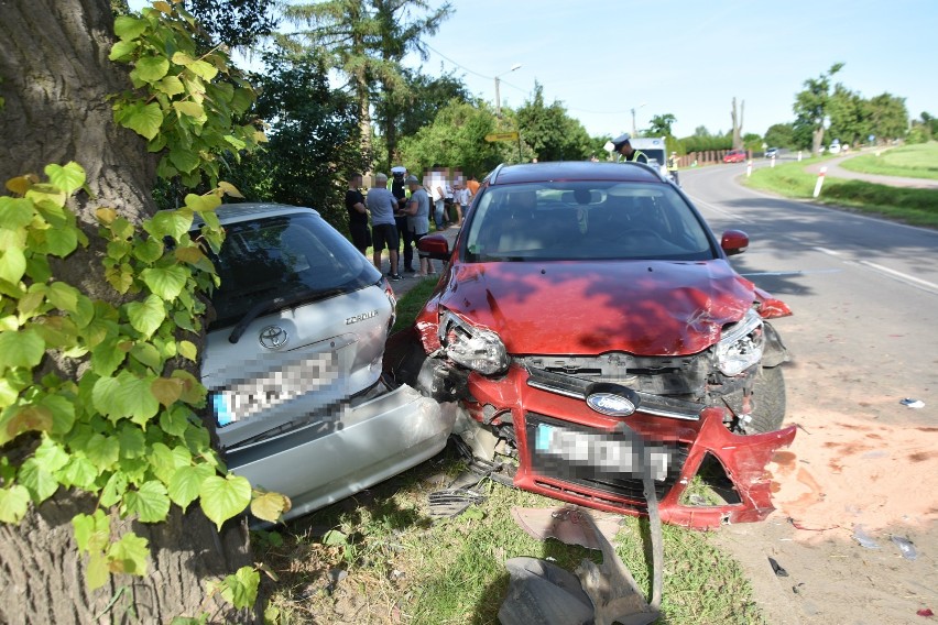 Wypadek w Korzeniewie. Zderzenie dwóch samochodów, w jednym z nich kobieta w zaawansowanej ciąży [ZDJĘCIA]