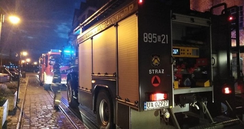 Strażacy w akcji na Bulwarze Portowym w Ustce. Zapaliły się śmieci na zewnątrz restauracji 