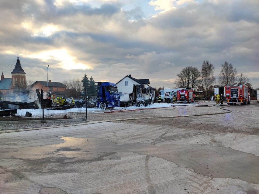 Duży pożar w Krzemienicy koło Czerniewic. Spłonęły samochody ciężarowe [ZDJĘCIA]