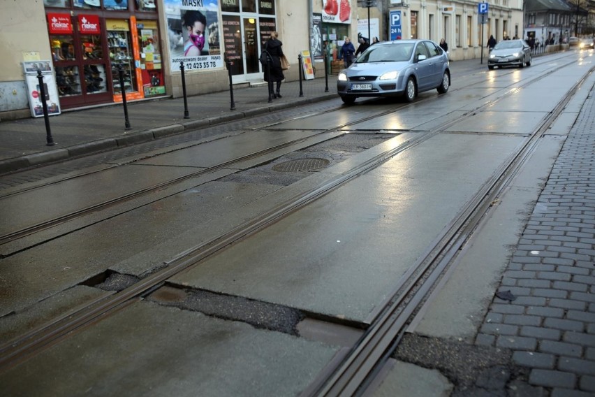 Krakowskie zimowe dziury w jezdni. Widzisz - zgłaszaj [ZDJĘCIA]