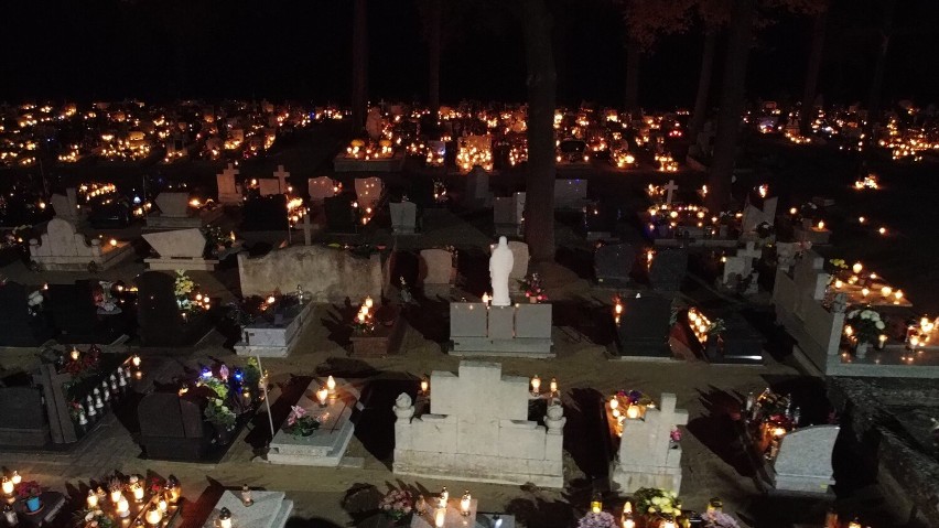Cmentarz w Skokach rozświetla morze lampek