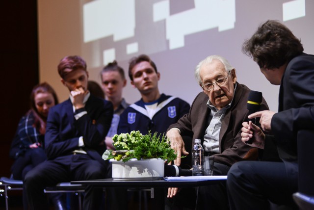 W Europejskim Centrum Solidarności trwa czterodniowy przegląd twórczości Andrzeja Wajdy. O godzinie 18 reżyser spotkał się  z młodzieżą. Podczas spotkania, które moderował prof. Krzysztof Kornacki można było dojrzeć m.in. Katarzynę Figurę. Andrzej Wajda został w sobotę Honorowym Obywatelem Gdańska. 

Andrzej Wajda Honorowym Obywatelem Gdańska [ZDJĘCIA]