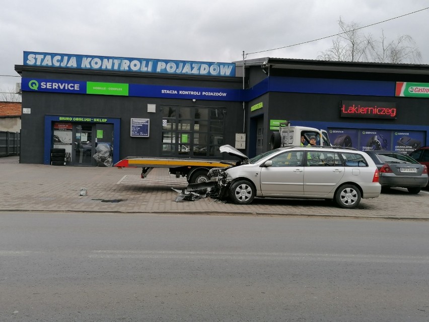 Kolizja dwóch samochodów na skrzyżowaniu ul. Spalskiej i Szczęśliwej w Tomaszowie [ZDJĘCIA]