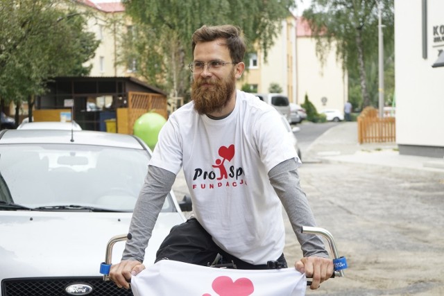 Bartosz Motyka, 25-letni wolontariusz Fundacji Pro Spe wpadł na "pozytywnie szalony" pomysł: chce dojechać z Rzeszowa do Tbilisi (Gruzja) rowerem! Wystartował z Pl. Śreniawitów w czwartek ok. godz. 10